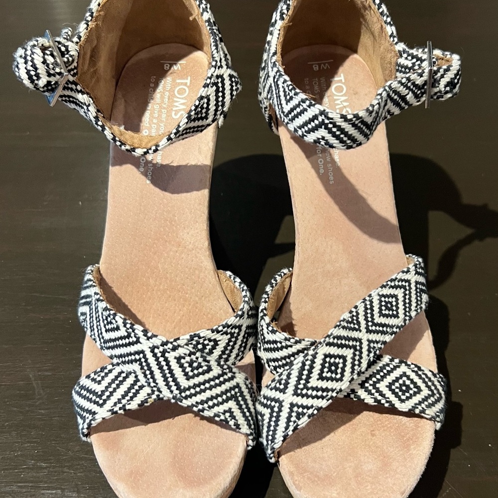 Toms Women's Seinna Aztec Black and white pattern Wedge Heel Sandals Size